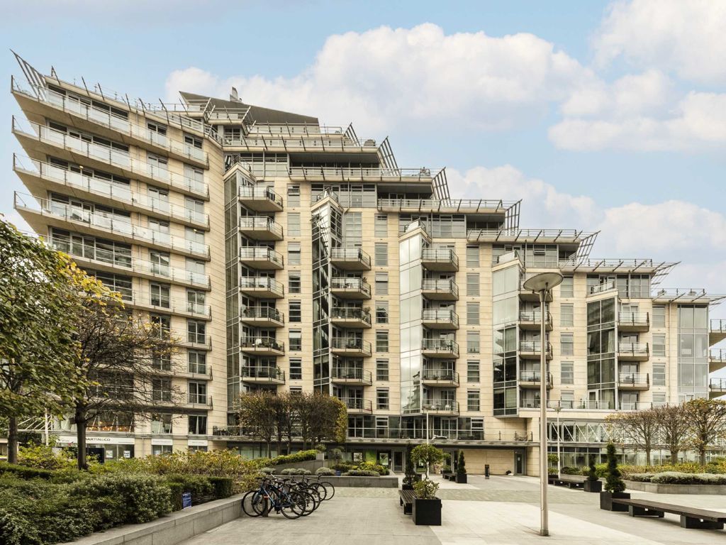 2 bed flat for sale in Juniper Drive, London SW18, £625,000