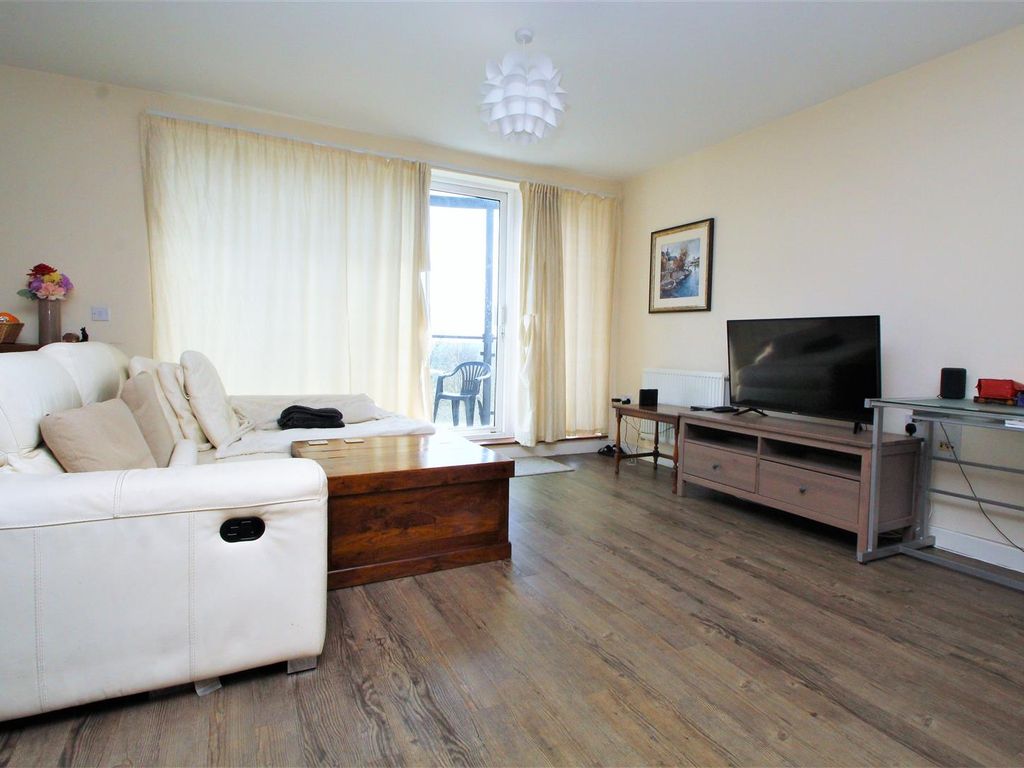 2 bed flat to rent in The Roperies, High Wycombe HP13, £1,400 pcm