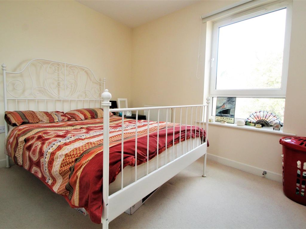 2 bed flat to rent in The Roperies, High Wycombe HP13, £1,400 pcm