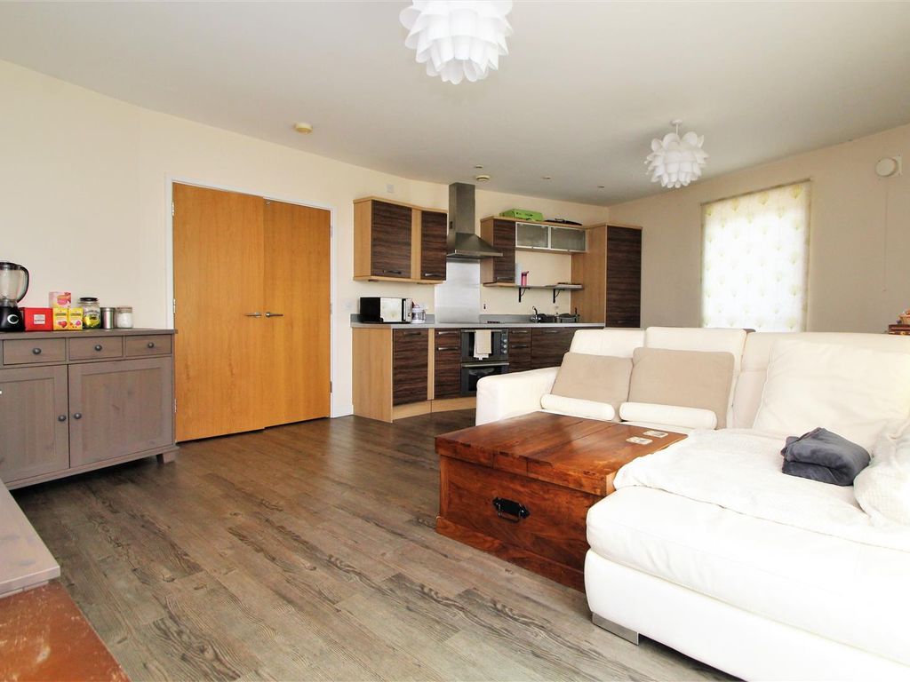 2 bed flat to rent in The Roperies, High Wycombe HP13, £1,400 pcm