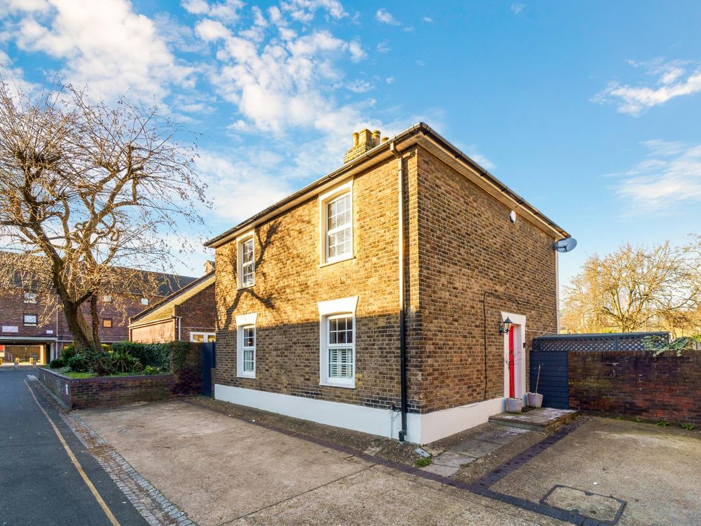 3 bed property for sale in Layton Road, Brentford TW8, £725,000