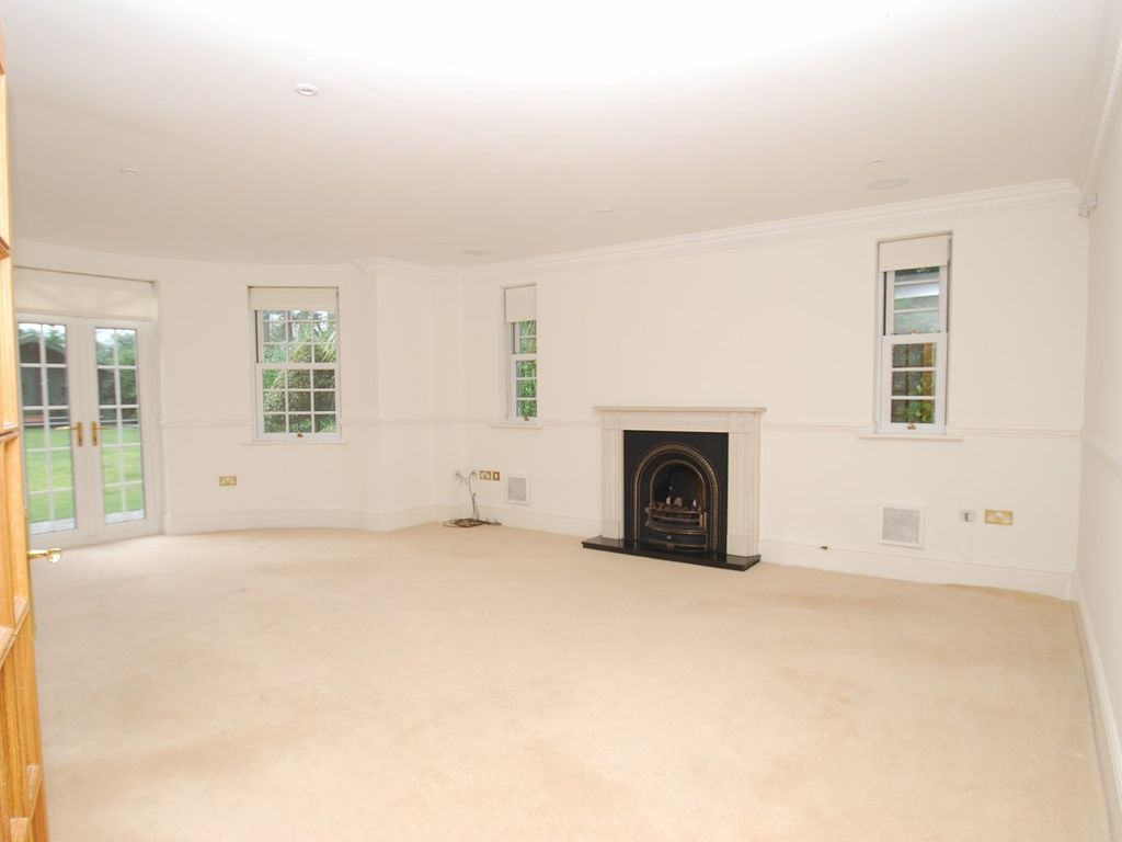 2 bed flat to rent in Grove Road, Beaconsfield HP9, £2,750 pcm