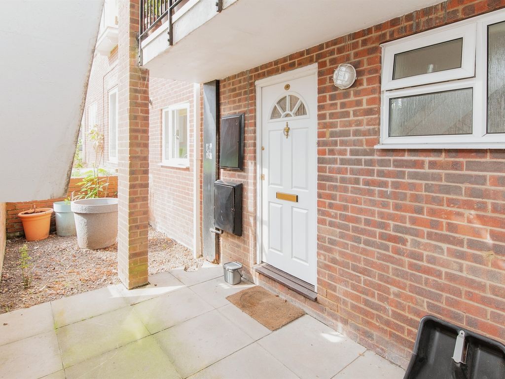 1 bed flat for sale in Romilly Drive, Watford WD19, £220,000