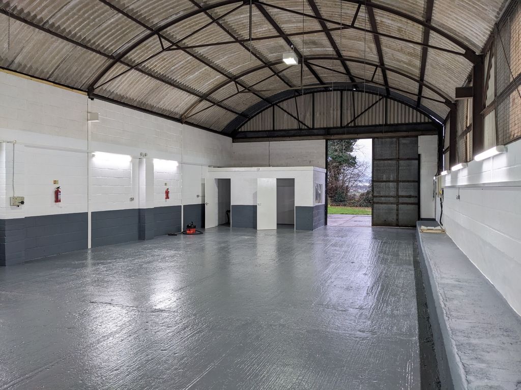 Warehouse to let in Hinton, Chippenham SN14, £15,000 pa