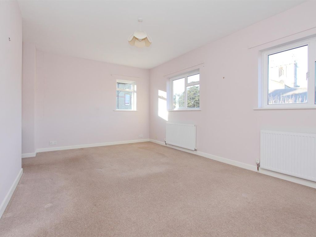 4 bed property to rent in High Street, Gillingham SP8, £1,600 pcm