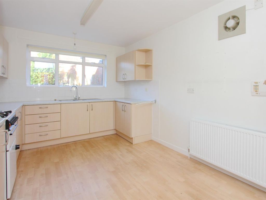 4 bed property to rent in High Street, Gillingham SP8, £1,600 pcm