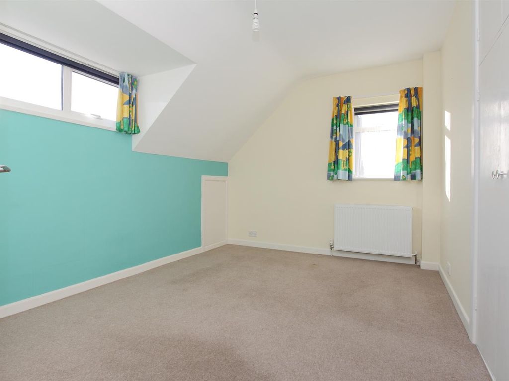 4 bed property to rent in High Street, Gillingham SP8, £1,600 pcm