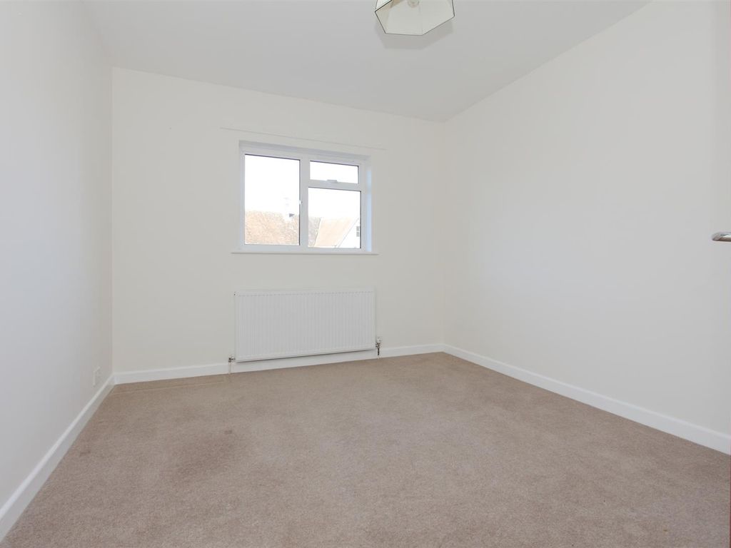 4 bed property to rent in High Street, Gillingham SP8, £1,600 pcm
