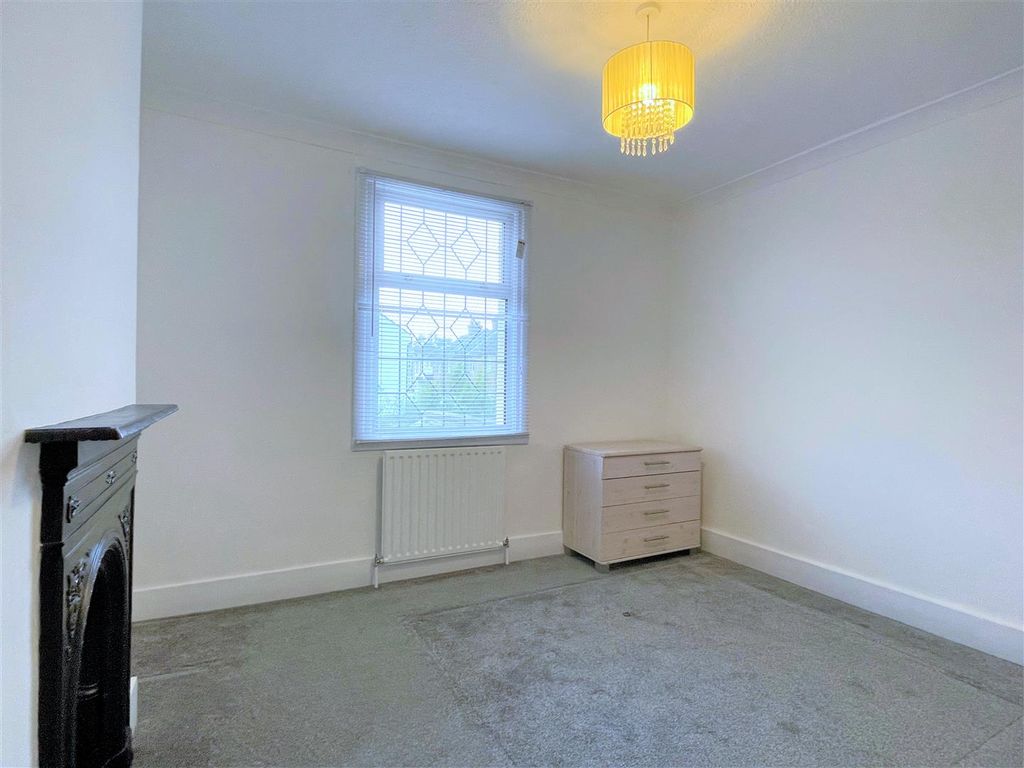 2 bed terraced house to rent in Chatterton Road, Bromley BR2, £1,600 pcm