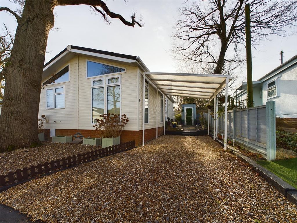 2 bed mobile/park home for sale in Garston Park, Tilehurst, Reading RG31, £200,000