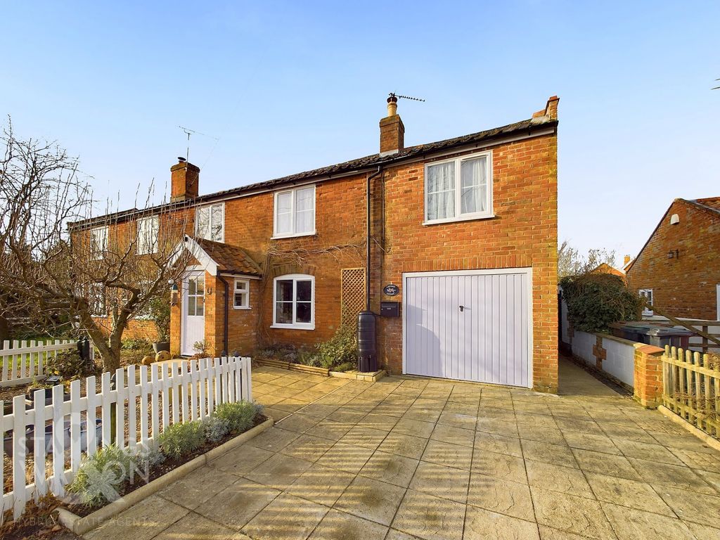 3 bed cottage for sale in The Street, Metfield, Harleston IP20, £325,000