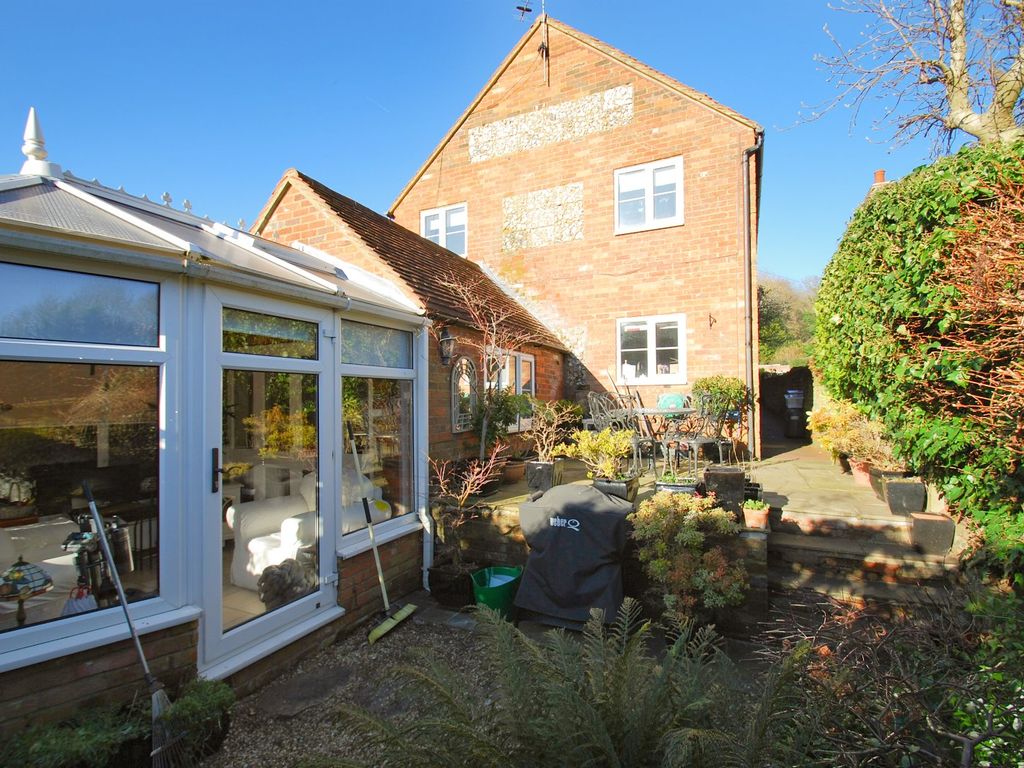 3 bed parking/garage for sale in The Larchlands, Penn, Buckinghamshire HP10, £495,000