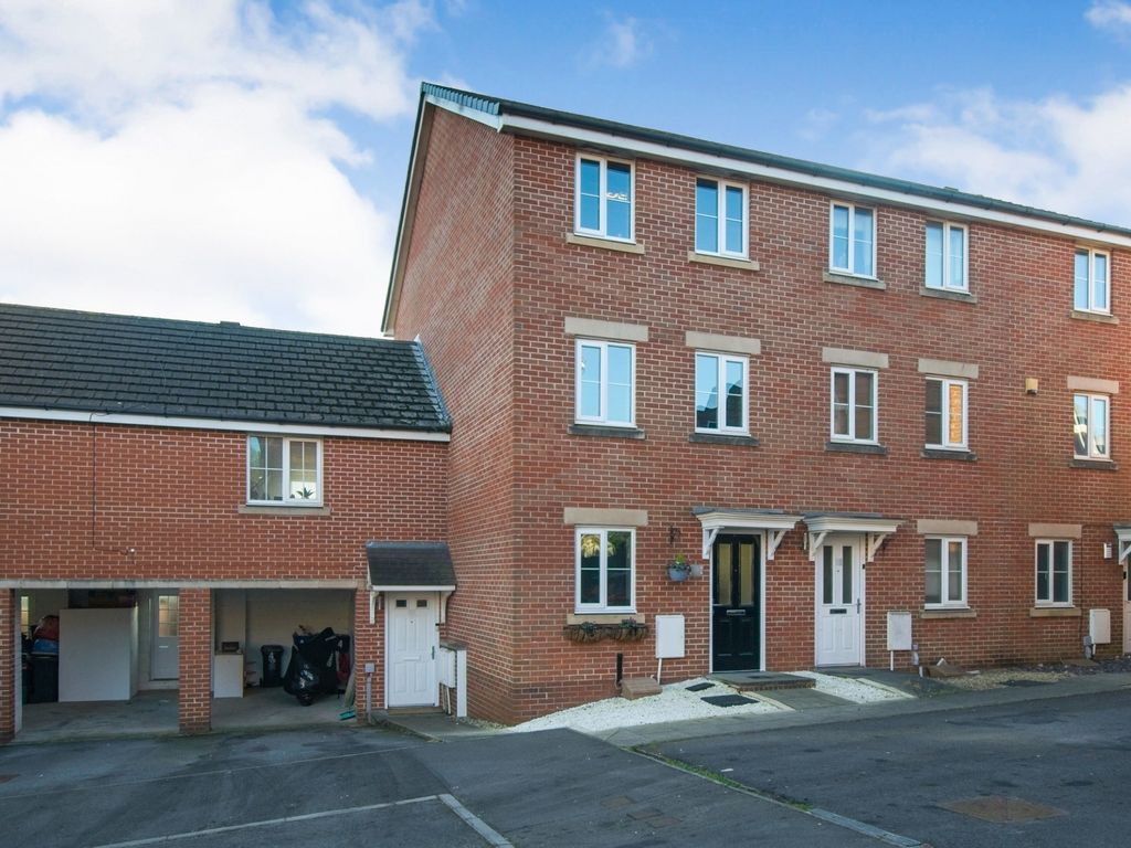 4 bed town house for sale in Flavius Close, Caerleon, Newport NP18, £340,000