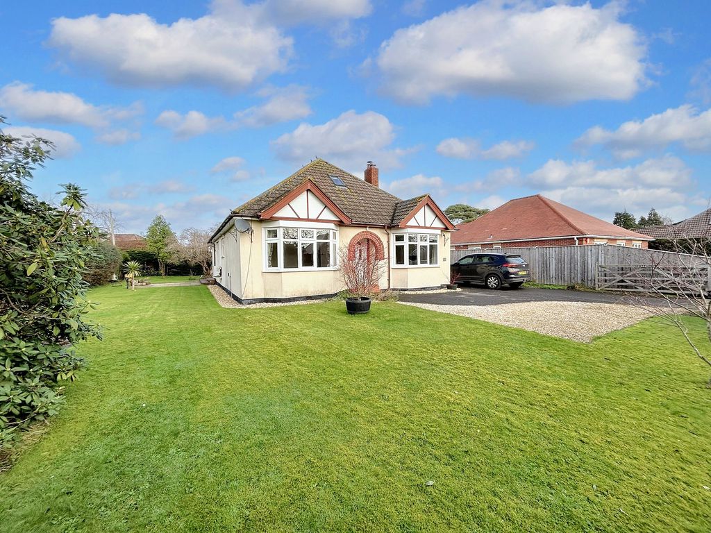 3 bed detached house for sale in Mopley, Langley SO45, £549,950