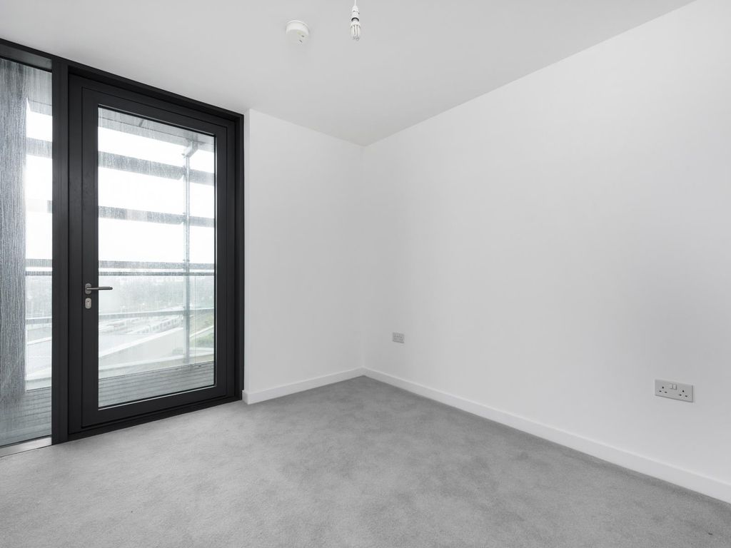 3 bed flat to rent in City North East Tower, City North Place N4, £3,467 pcm