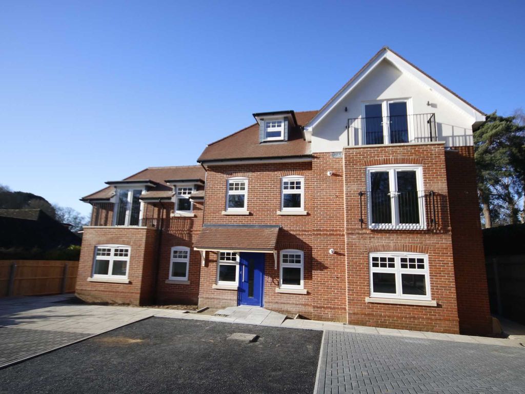 2 bed flat for sale in Lower Blandford Road, Broadstone BH18, £385,000