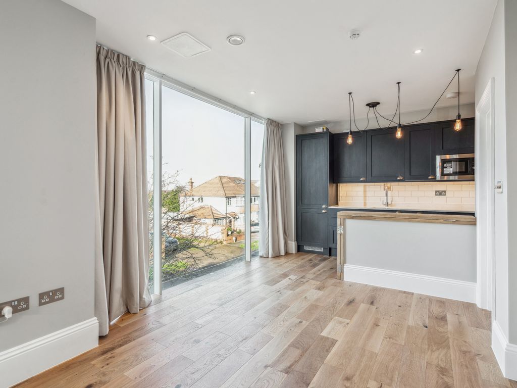 1 bed flat to rent in Gidar House, The Crossway, Uxbridge UB10, £1,500 pcm