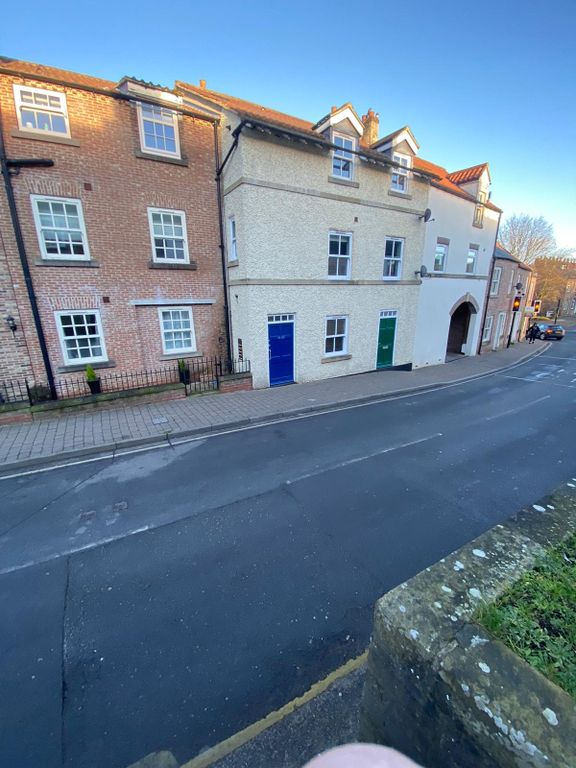 2 bed flat for sale in Allhallowgate, Ripon HG4, £170,000