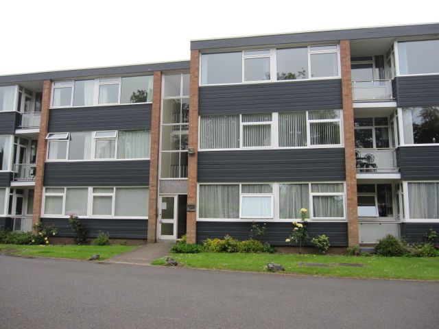 2 bed flat to rent in Darley Mead Court, Hampton Lane, Solihull B91, £950 pcm