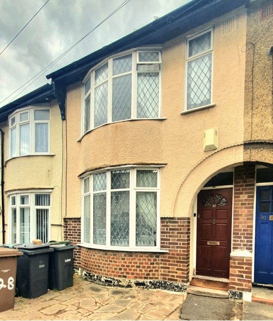 2 bed terraced house to rent in St. Monicas Avenue, Luton LU3, £1,300 pcm