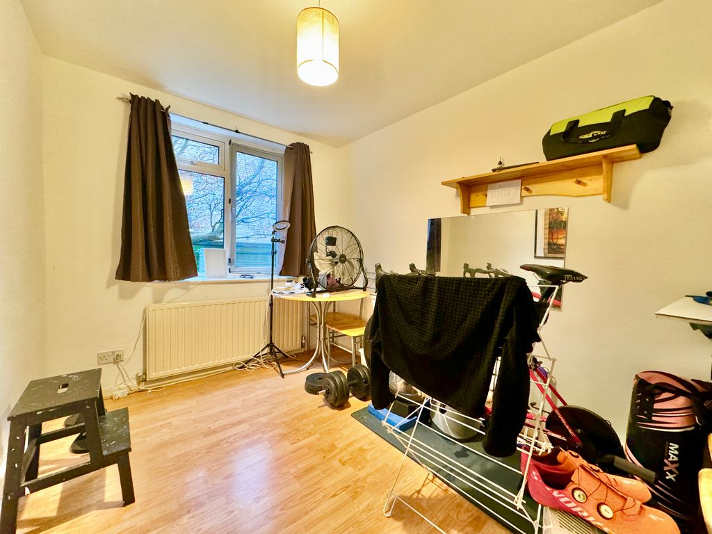 2 bed flat for sale in Hermiston Court, Friern Park, London N12, £360,000