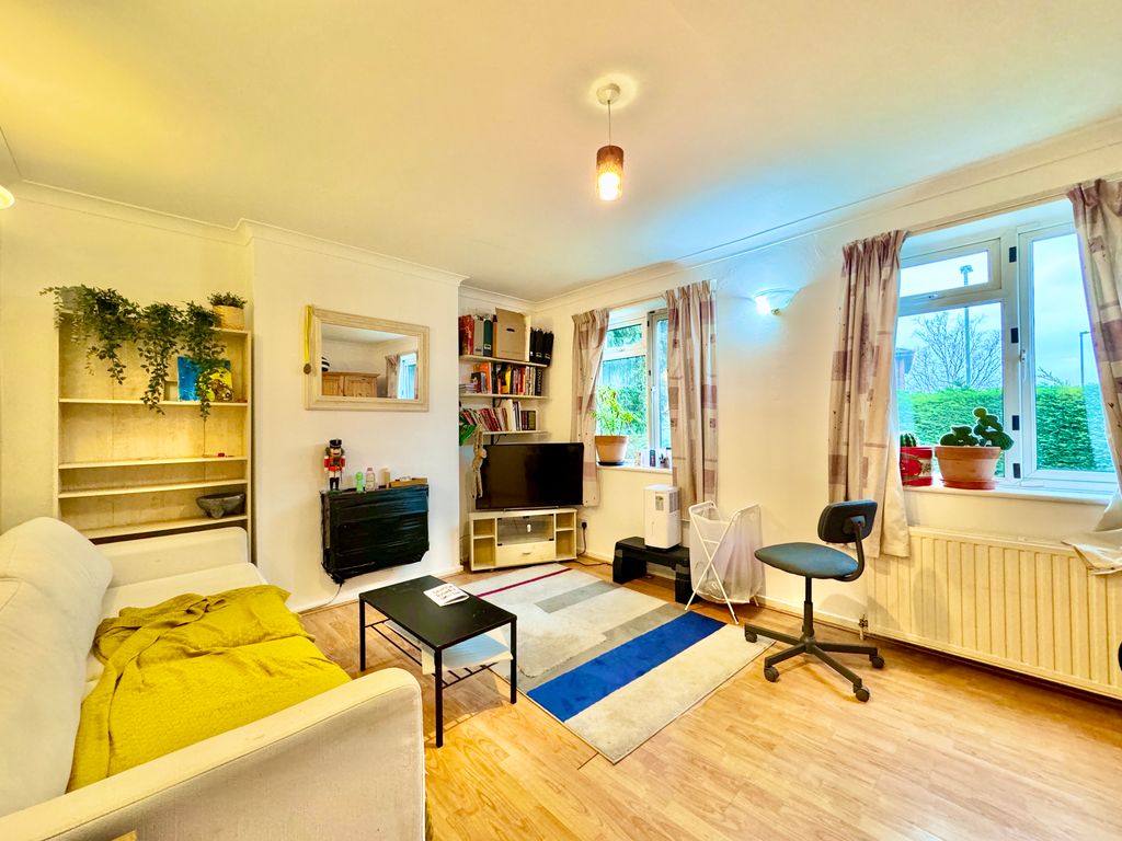 2 bed flat for sale in Hermiston Court, Friern Park, London N12, £360,000