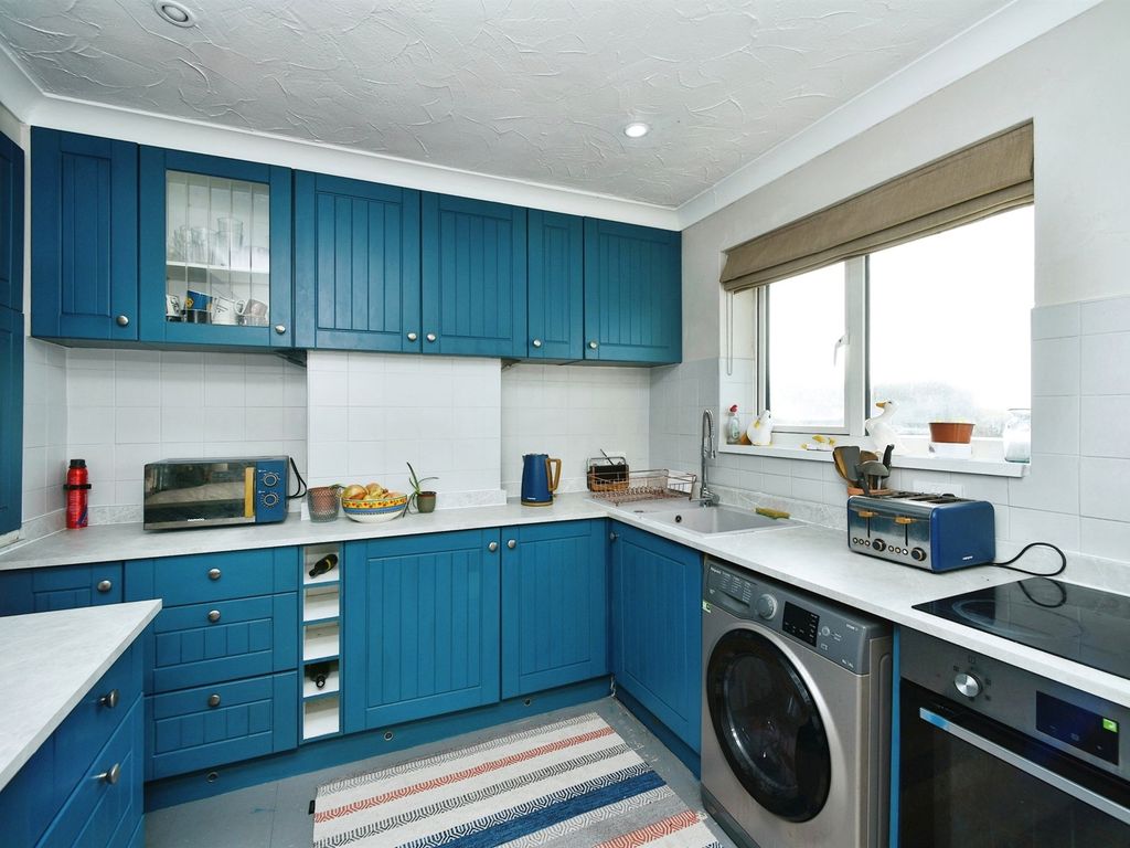 2 bed flat for sale in Seacliffe, Telscombe Cliffs, Peacehaven BN10, £235,000