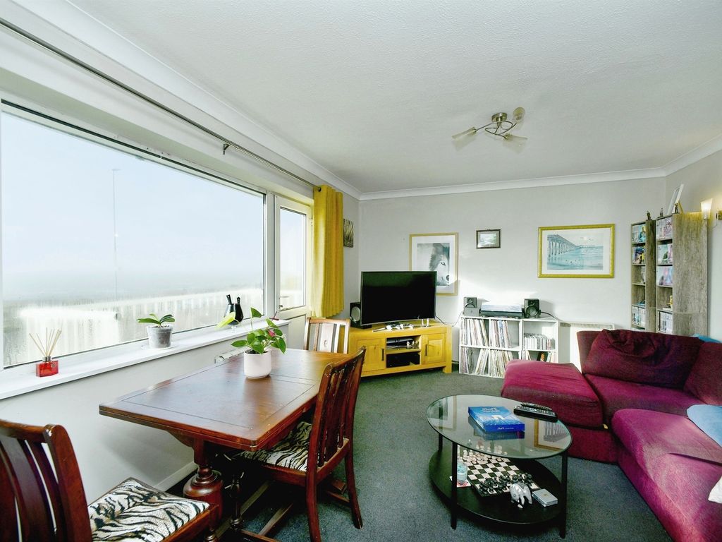 2 bed flat for sale in Seacliffe, Telscombe Cliffs, Peacehaven BN10, £235,000