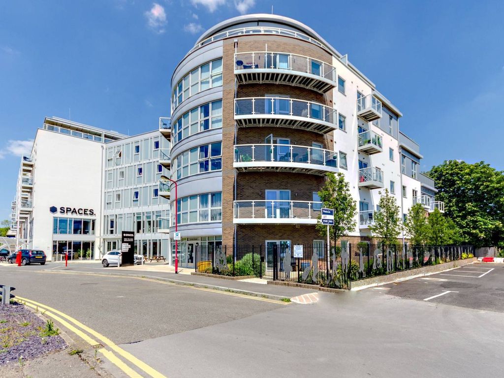 2 bed flat to rent in Station View, Guildford GU1, £3,467 pcm
