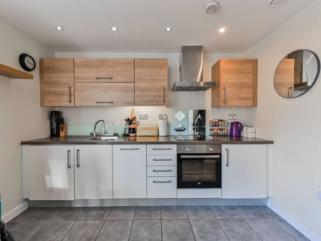 1 bed flat for sale in Vellum Court, Walthamstow, London E17, £240,000