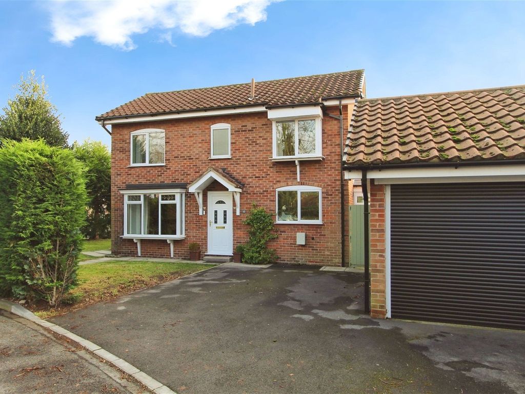 3 bed detached house for sale in Bramley Avenue, Barlby YO8, £280,000