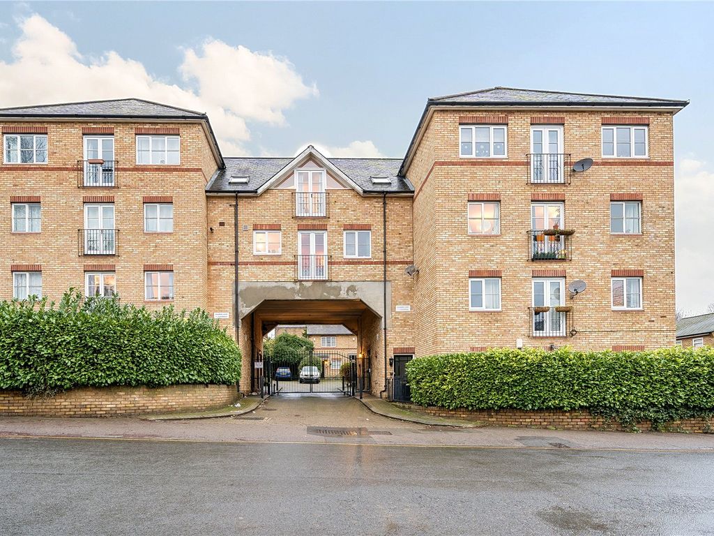 2 bed flat for sale in Silverdale, London SE26, £375,000