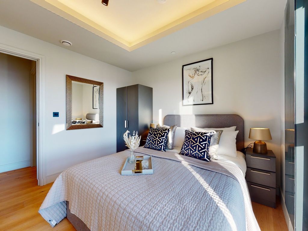 2 bed flat to rent in Tower Bridge Road, London Bridge SE1, £5,500 pcm