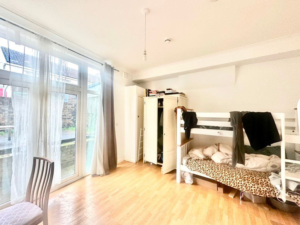 1 bed flat to rent in Eversholt Street, London NW1, £2,400 pcm