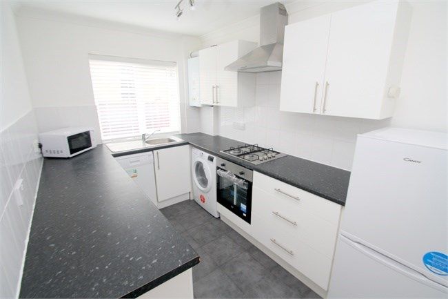 2 bed end terrace house to rent in Kingston Road, Staines TW18, £1,695 pcm