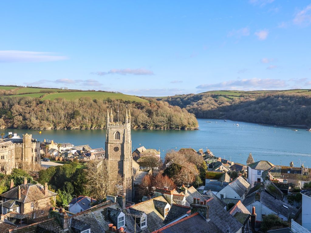 3 bed end terrace house to rent in Fowey PL23, £3,300 pcm