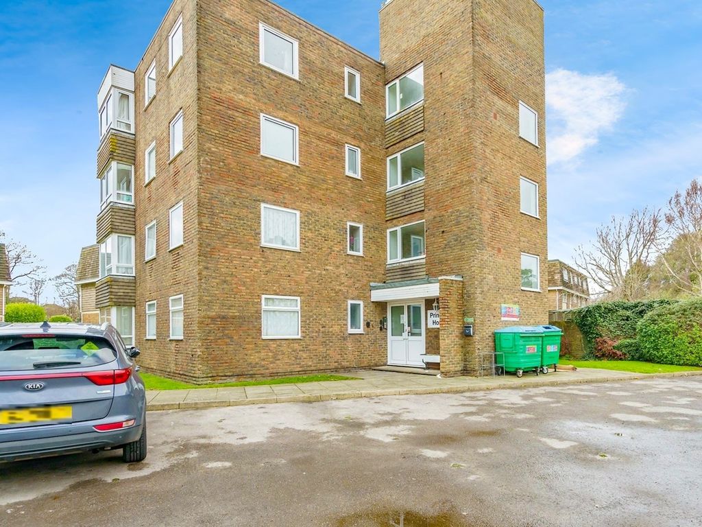 2 bed flat for sale in High Street, Bognor Regis PO21, £190,000