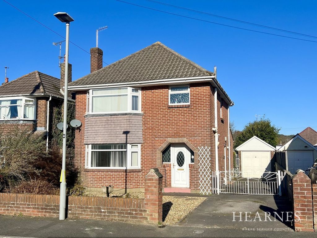 3 bed detached house for sale in Apsley Crescent, Darbys Corner, Poole BH17, £410,000