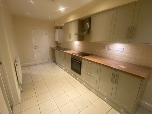 2 bed flat to rent in Tuttle Hill, Nuneaton CV10, £695 pcm