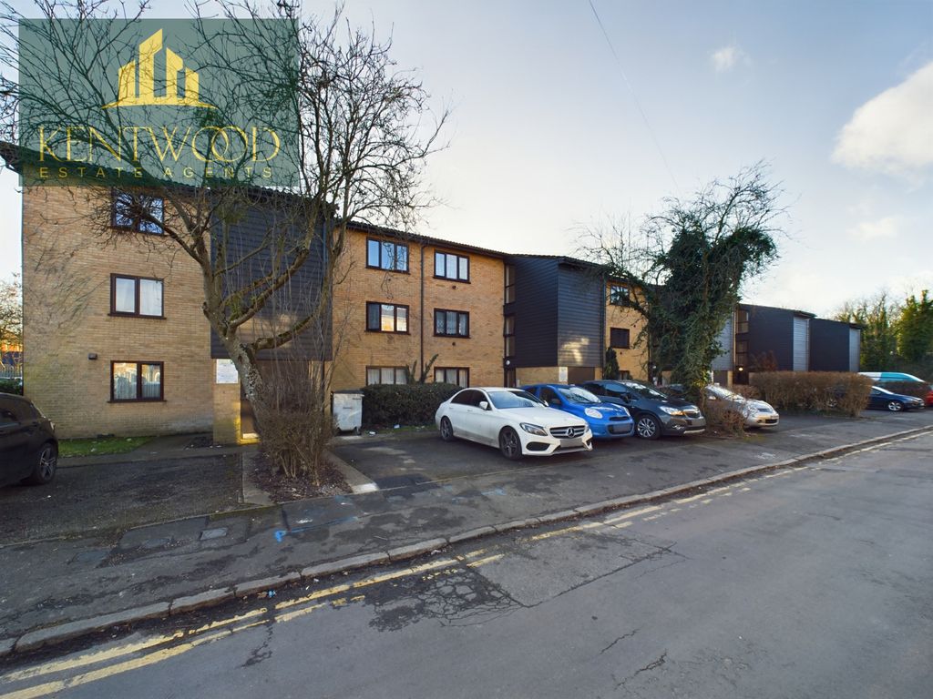 1 bed flat to rent in Victoria Road, Slough SL2, £1,200 pcm