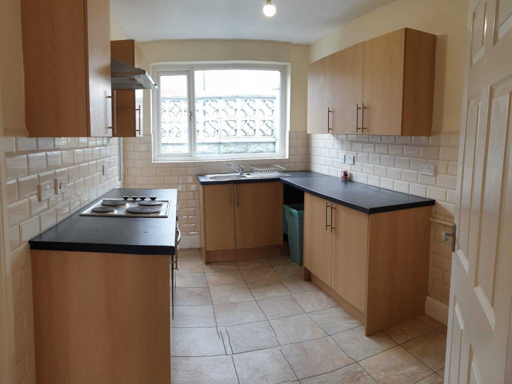 1 bed terraced house to rent in Neath Road, Swansea SA6, £850 pcm