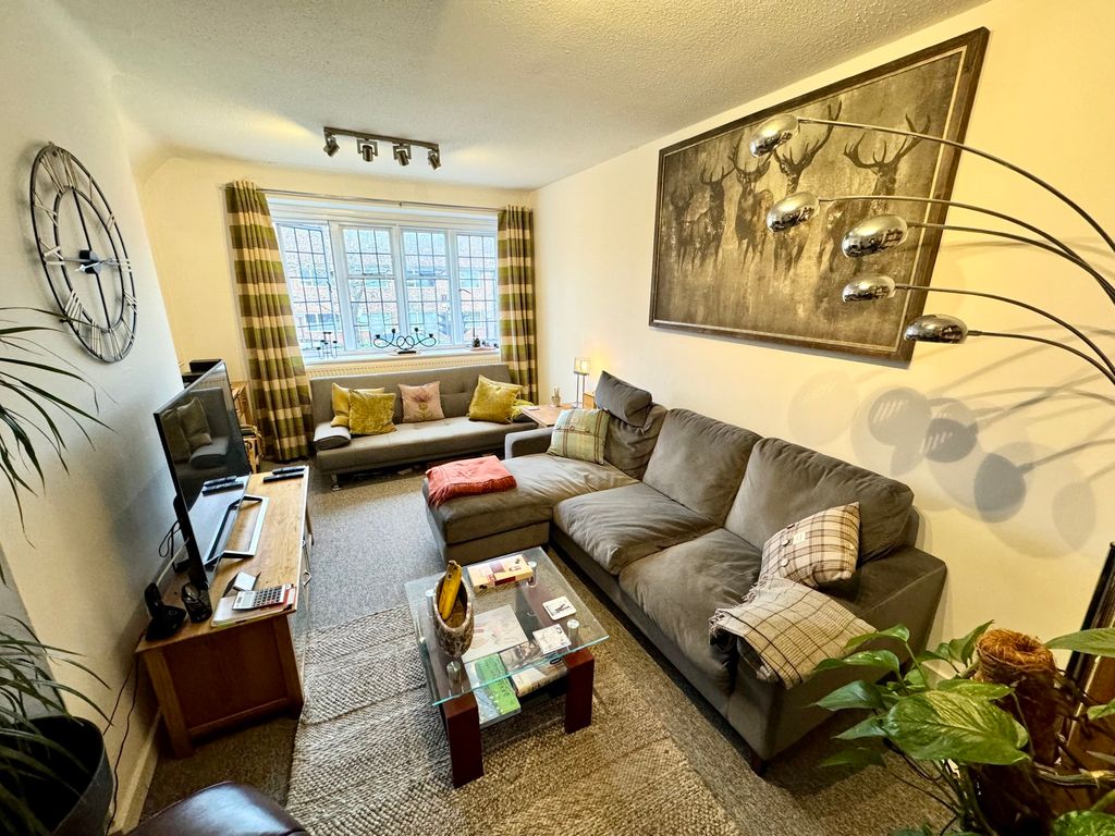 2 bed flat to rent in High Street, Cranleigh, Surrey GU6, £1,250 pcm