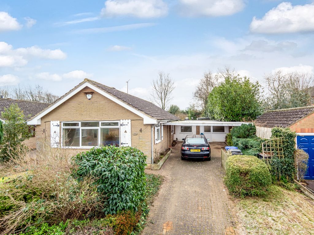 3 bed bungalow for sale in Thomas Close, Byfield, Daventry NN11, £425,000