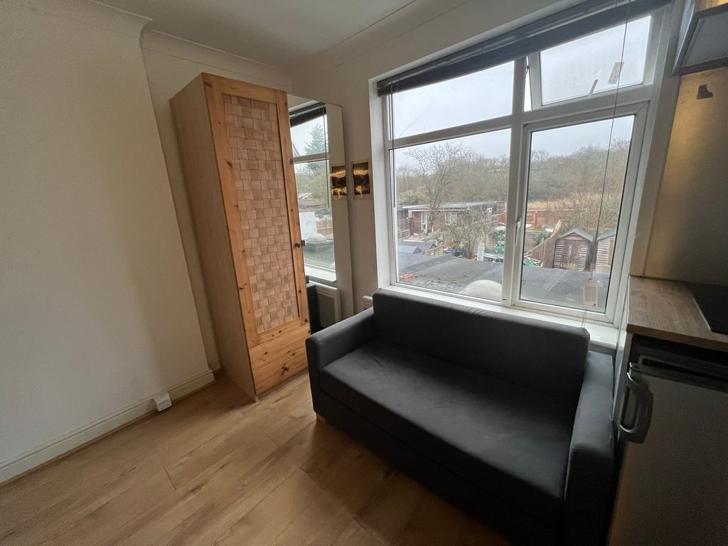 Studio to rent in Great North Way, London NW4, £1,049 pcm