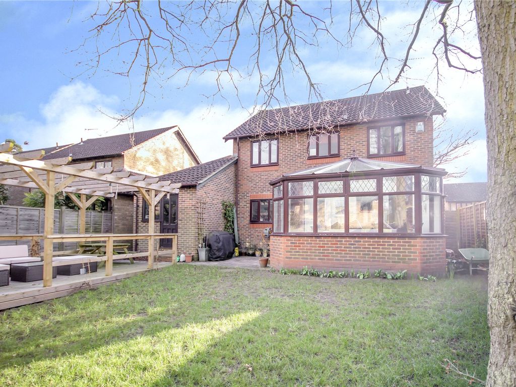 4 bed detached house to rent in Sandford Down, The Warren, Bracknell, Berkshire RG12, £2,250 pcm