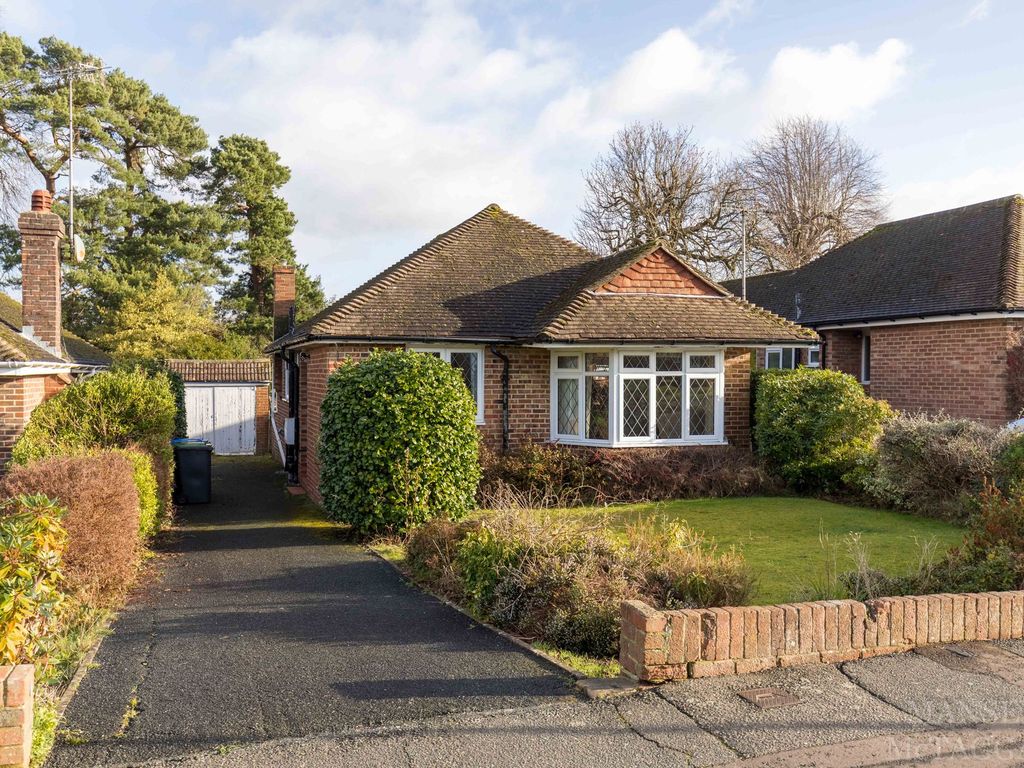 3 bed detached bungalow for sale in Heathcote Drive, East Grinstead RH19, £475,000
