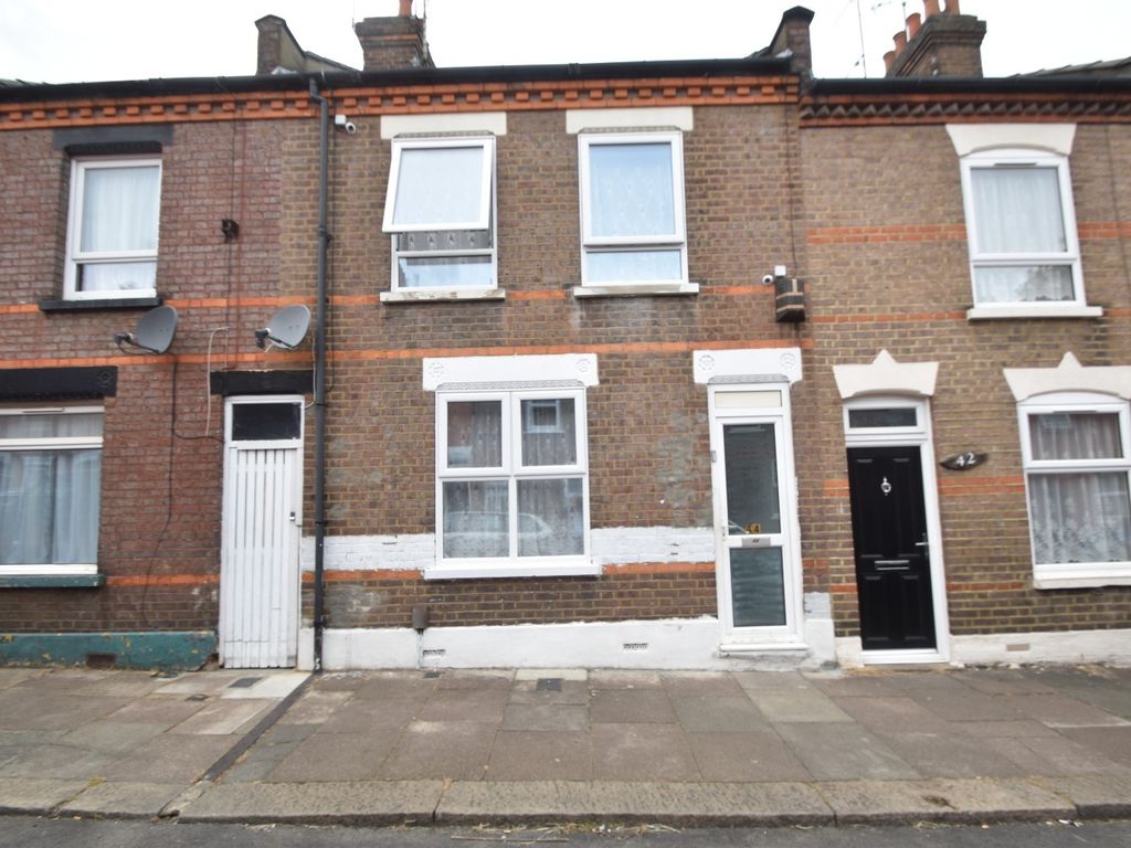 3 bed terraced house to rent in Cambridge Street, Luton, Bedfordshire LU1, £1,400 pcm