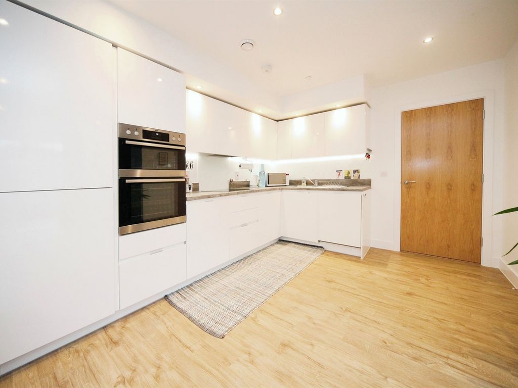 2 bed flat for sale in Stirling Drive, Luton LU2, £280,000