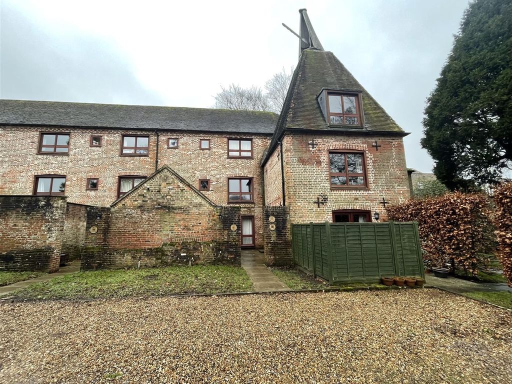 1 bed flat to rent in Oast Apartment, Swarling Manor, Petham, Canterbury, Kent CT4, £900 pcm