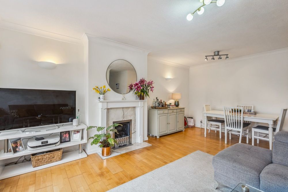 2 bed maisonette for sale in Chalfont Avenue, Little Chalfont, Amersham HP6, £430,000